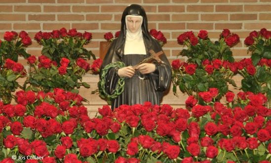 De Heilige Rita in de bloemetjes.