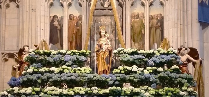 Tijdens de meimaand wordt Maria, ‘Oorzaak onzer Blijdschap’ volop in de bloemen gezet.