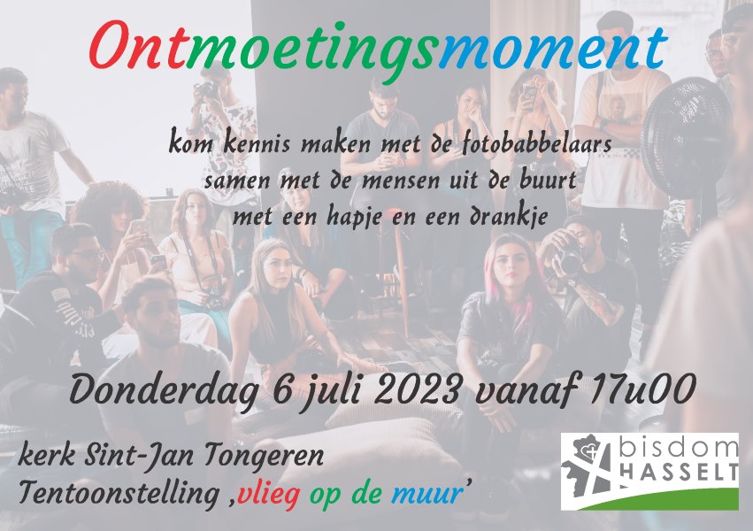Ontmoetingsmoment in het van de tentoonstelling 'Vlieg op de muur' op 6 juli 2023 inde Sint-Janskerk te Tongeren.