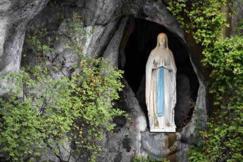 Mariabeeld in de grot te Lourdes.