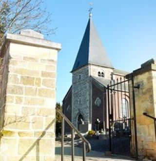 Sint-Hubertuskerk te Henis.