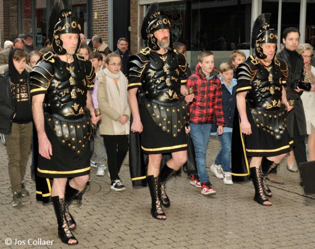 Kruisweg in de pastorale eenheid O.L.-Vrouw Tongeren, met de Romeinse soldaten.