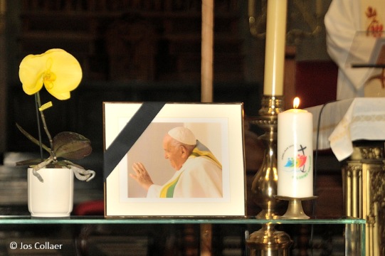 gebedswake voor de paus in de basiliek te Tongeren.