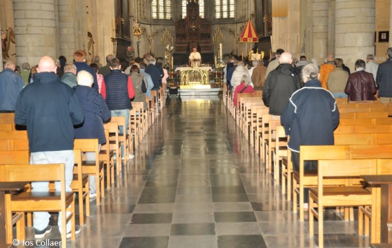 gebedswake voor de paus in de basiliek te Tongeren.
