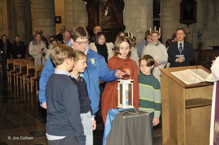 Vredeslicht 2024 verdeling over het bisdom Hasselt: intocht van het Vredeslicht uit Bethlehem.