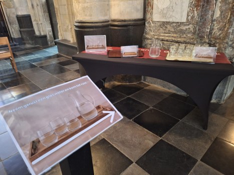 Gratis glaasje water in de basiliek OLV te Tongeren gedurende de hittegolf.