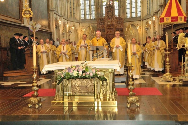Viering van het hoogfeest Maria Geboorte in de basiliek van Tongeren.