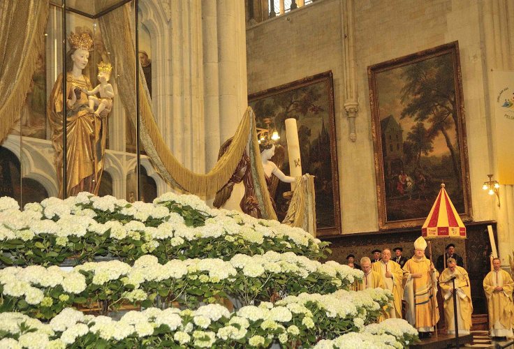 Viering van het hoogfeest Maria Geboorte in de basiliek van Tongeren.