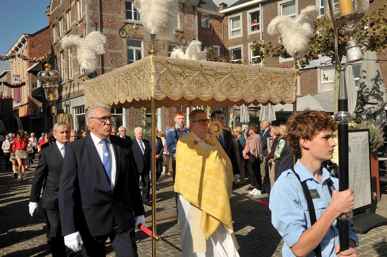 De Maria processie trekt door de Tongerse straten.