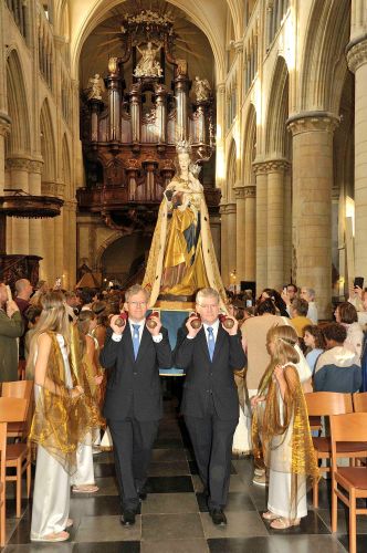 De Maria processie trekt door de Tongerse straten.